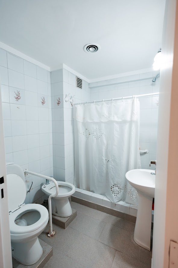 Baño privado adaptado con elementos de seguridad