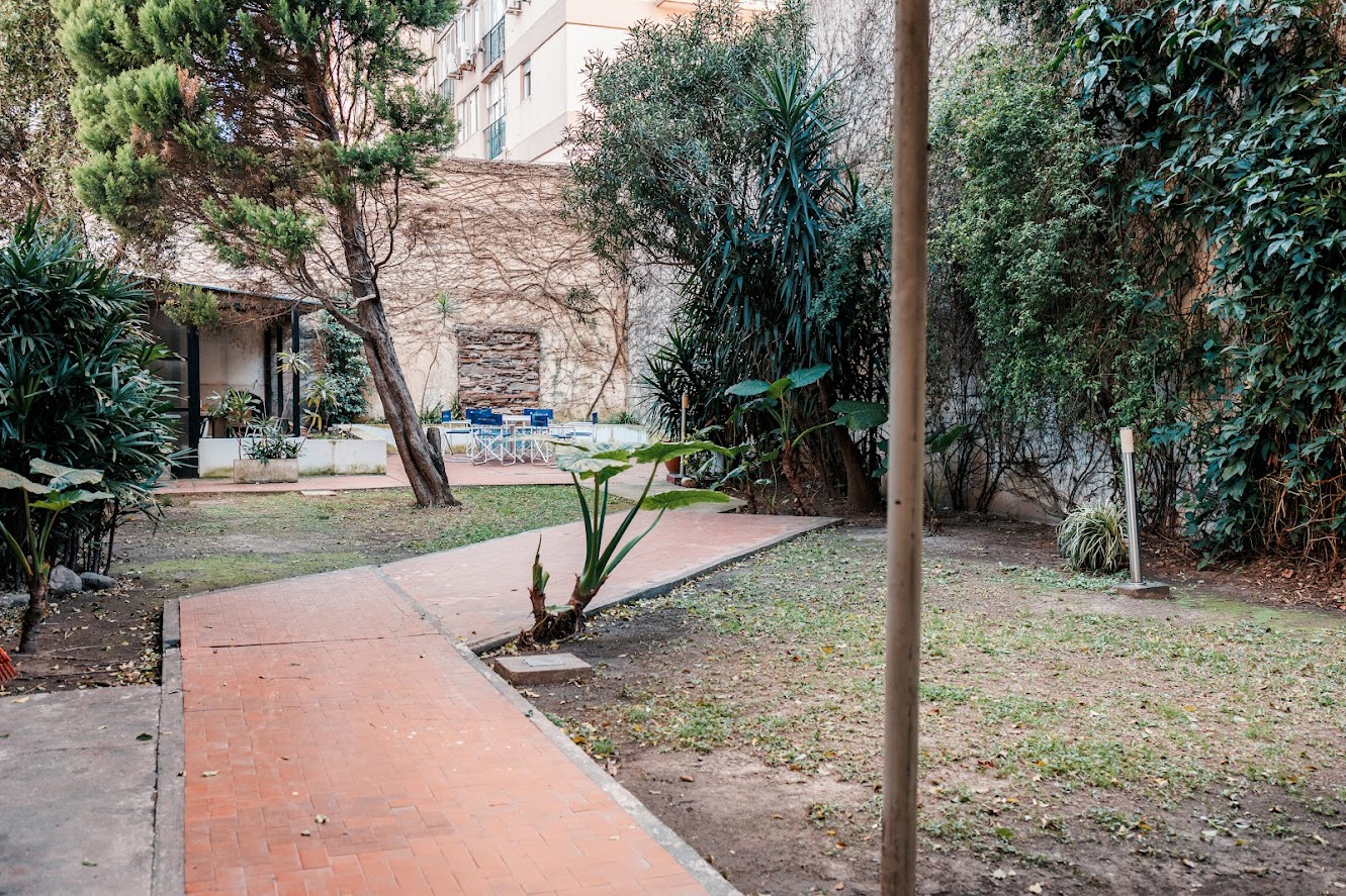 Jardín con galería y espacios verdes en Amábilis