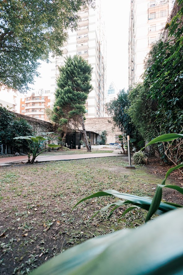 Jardín con galería y espacios verdes en Amábilis
