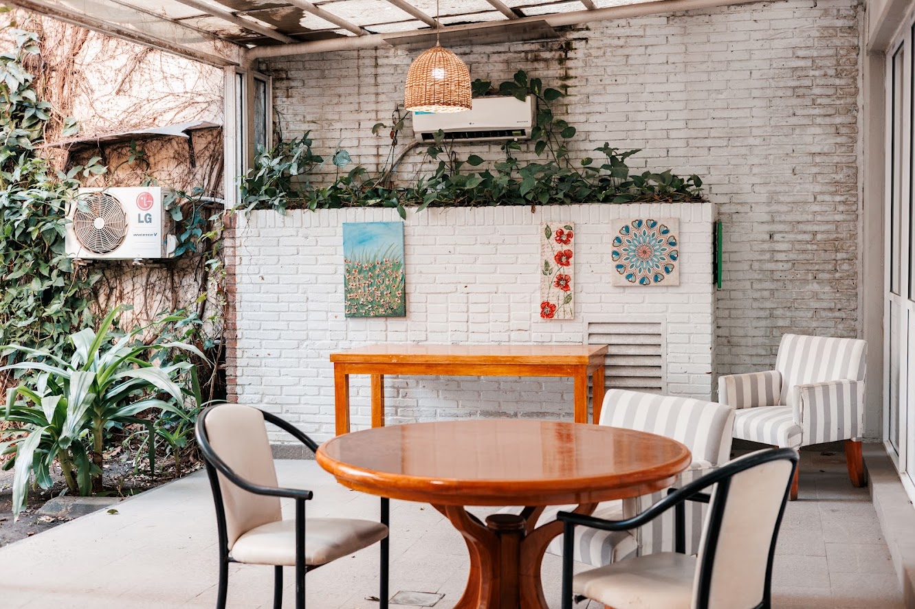 Mesa exterior en el jardín de la residencia